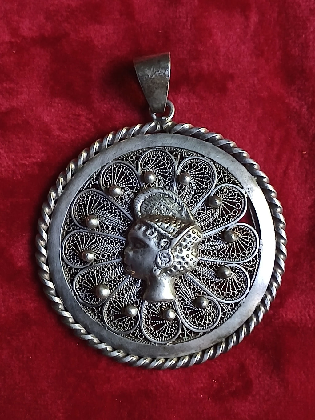 Bijou ancien circulaire filigrané