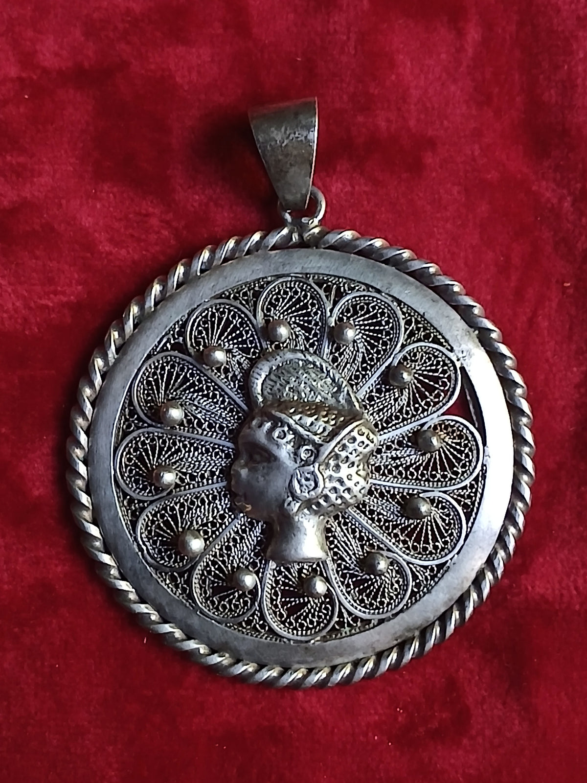 Bijou ancien circulaire filigrané