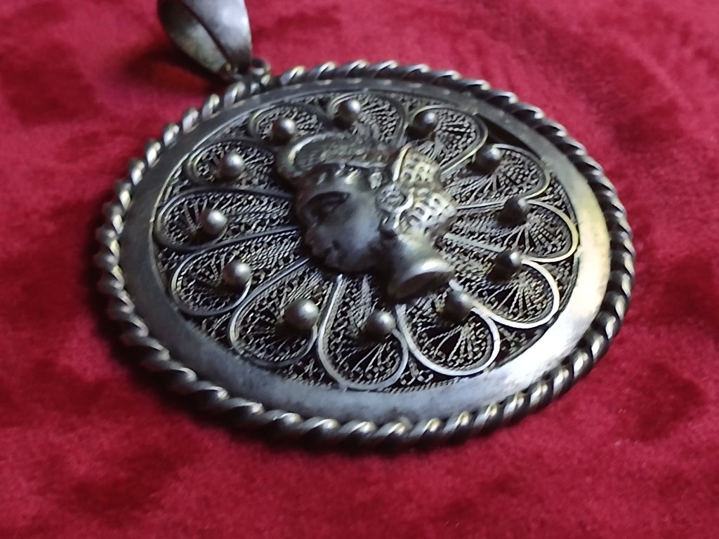Bijou ancien circulaire filigrané