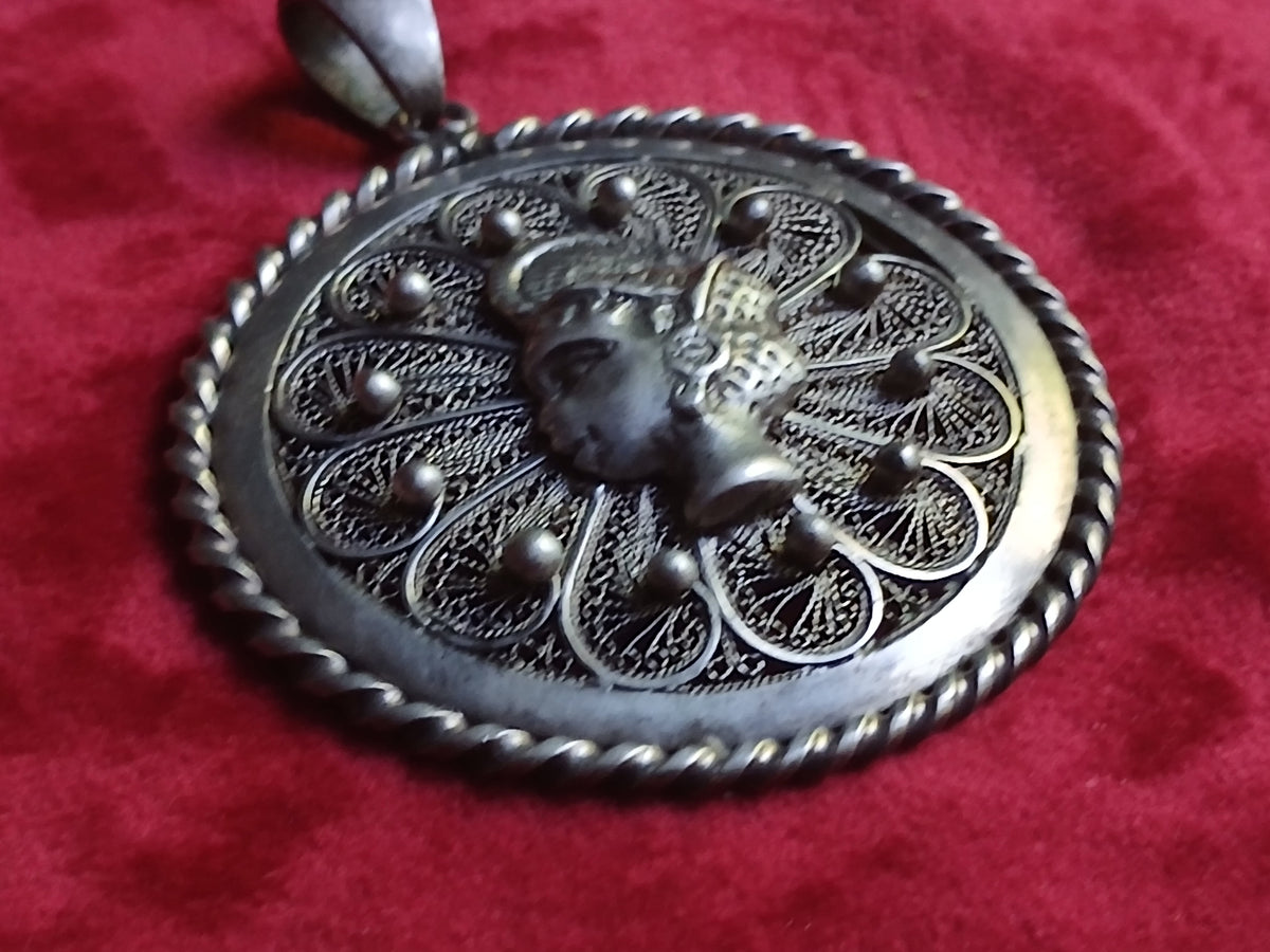 Bijou ancien circulaire filigrané