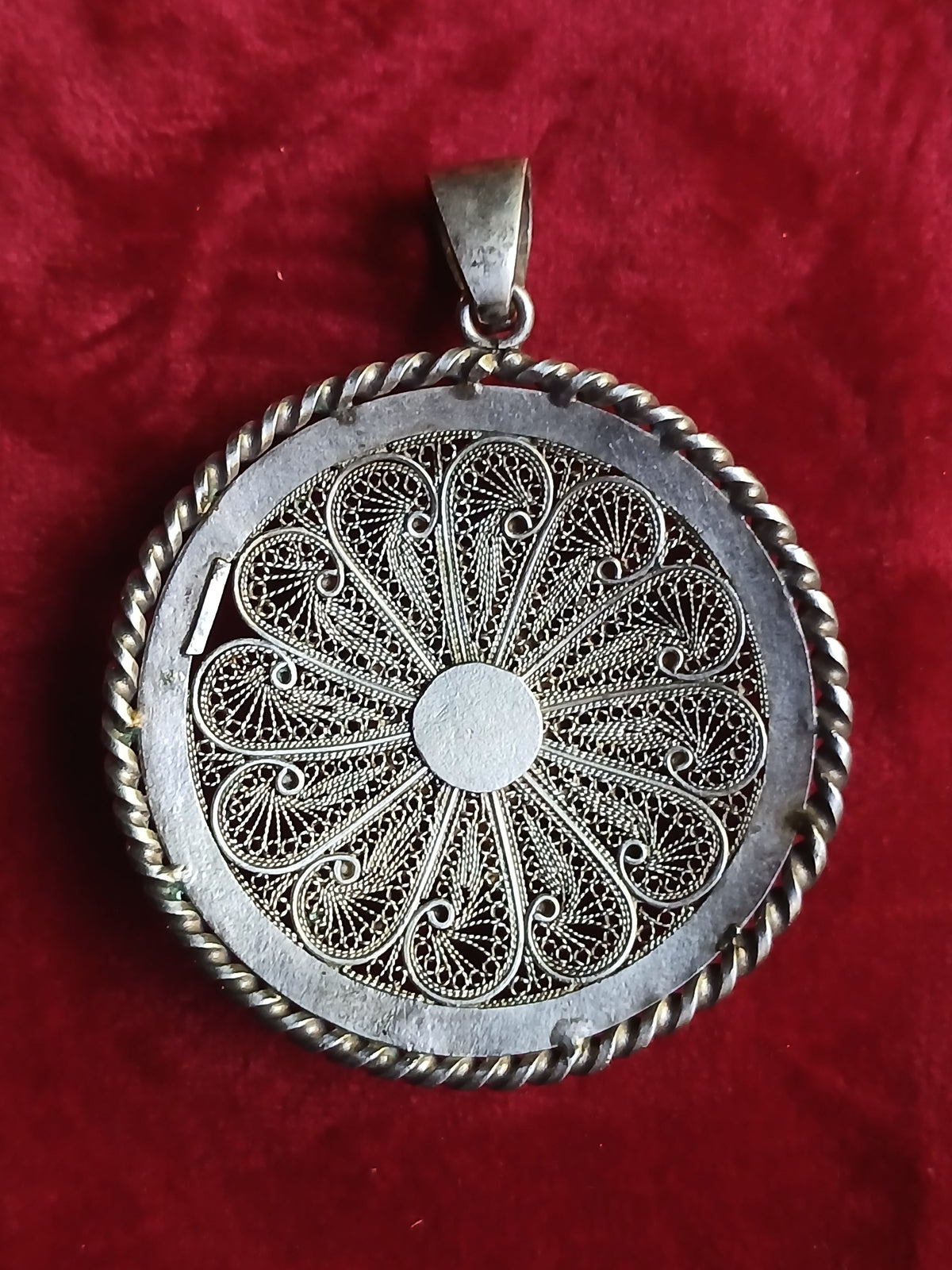 Bijou ancien circulaire filigrané