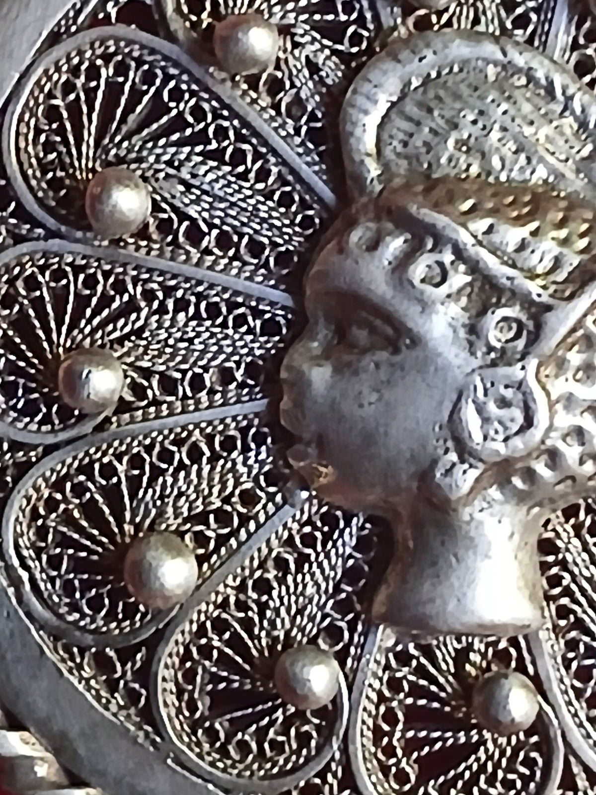 Bijou ancien circulaire filigrané