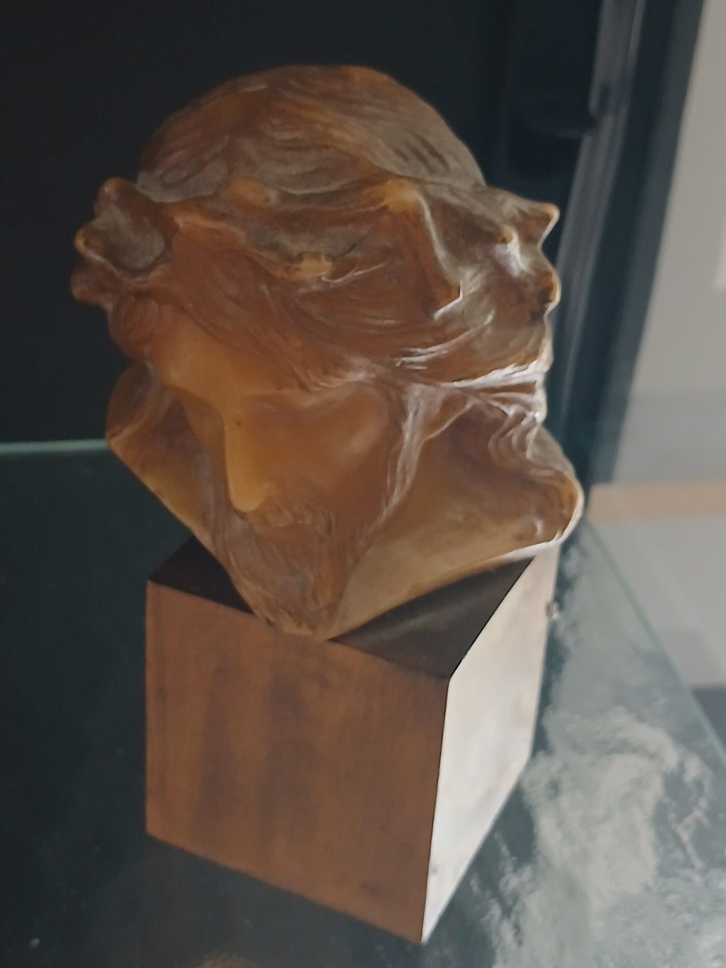 Ancien buste du christ en cire sur son socle en bois