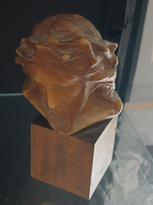 Ancien buste du christ en cire sur son socle en bois