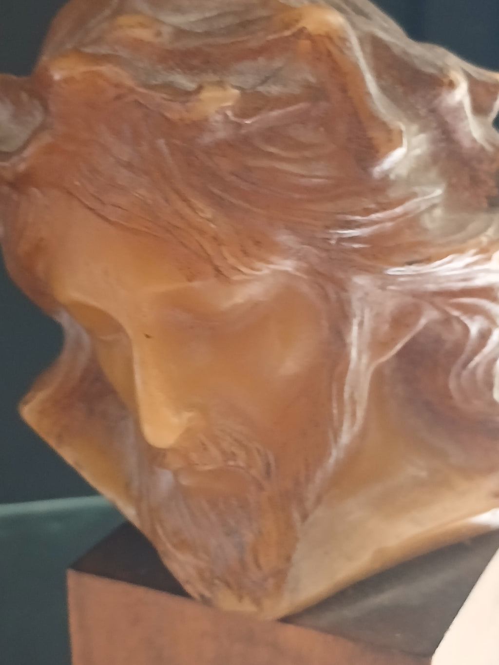 Ancien buste du christ en cire sur son socle en bois