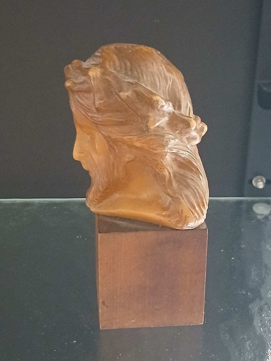 Ancien buste du christ en cire sur son socle en bois