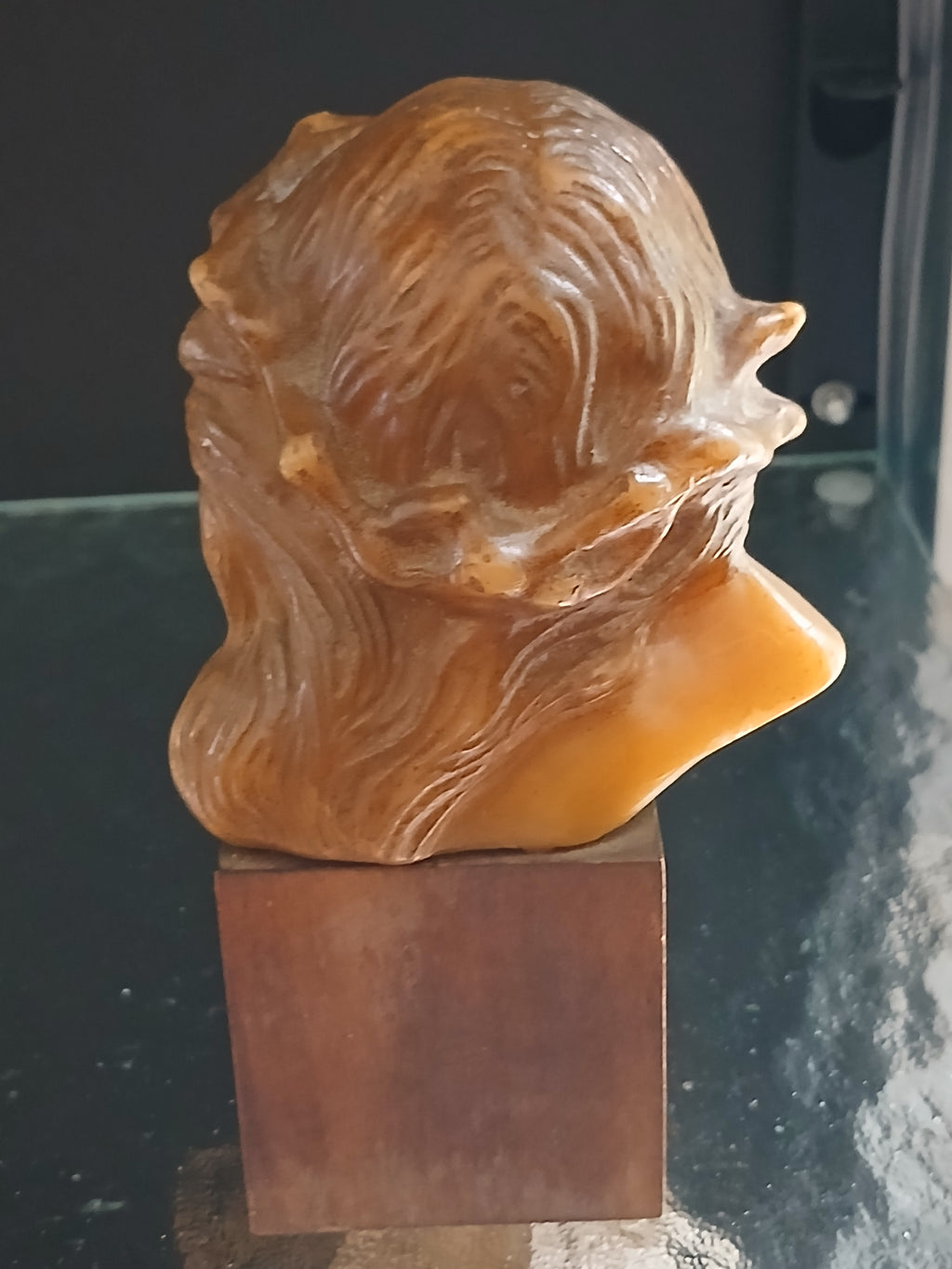 Ancien buste du christ en cire sur son socle en bois