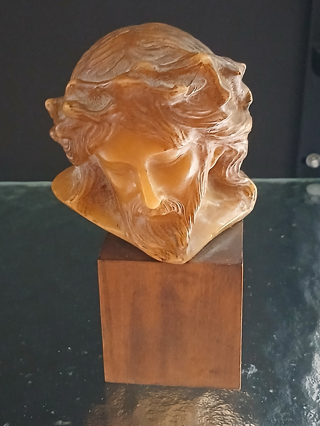 Ancien buste du christ en cire sur son socle en bois