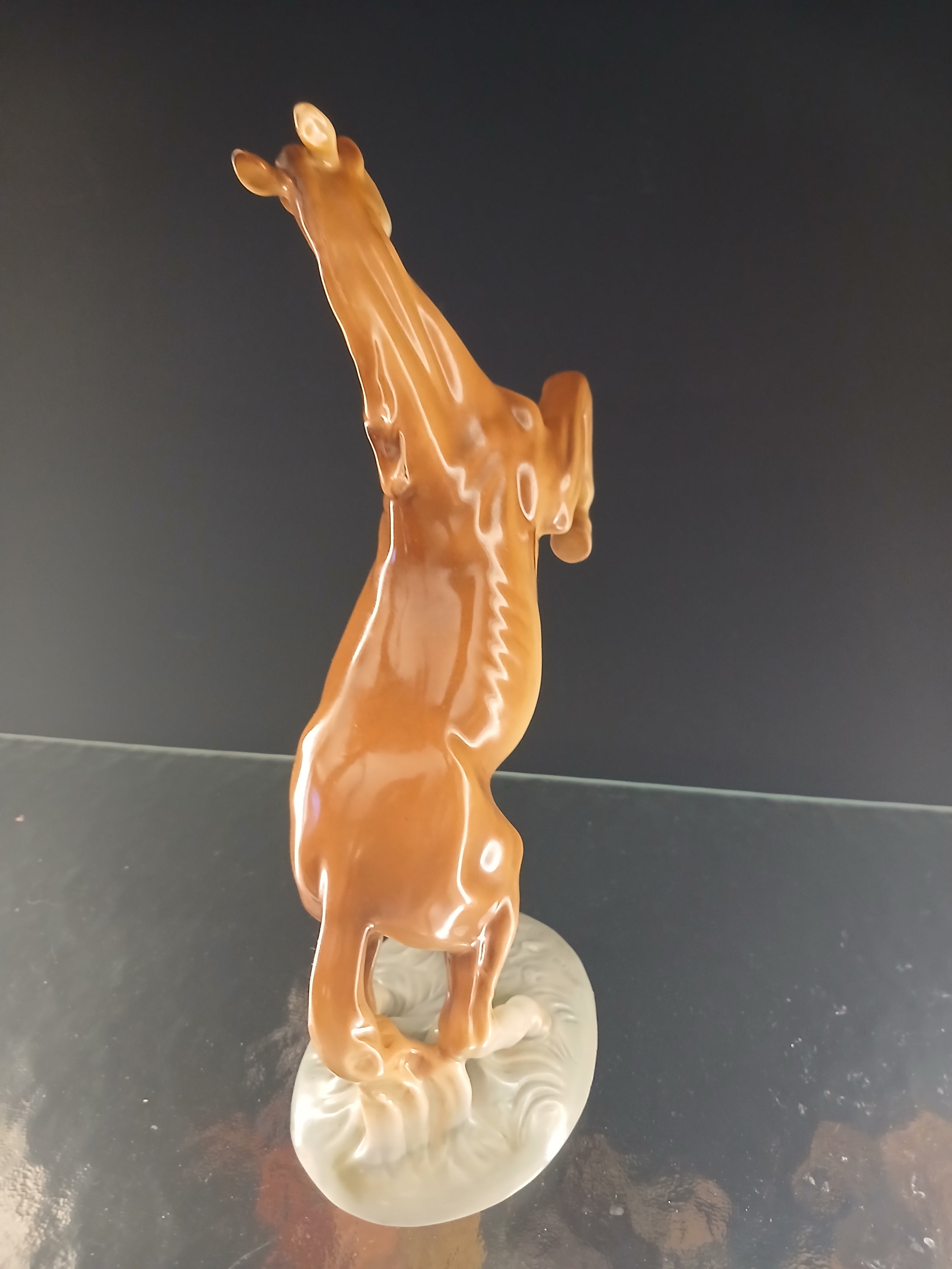 Superbe cheval cabré en porcelaine 1950