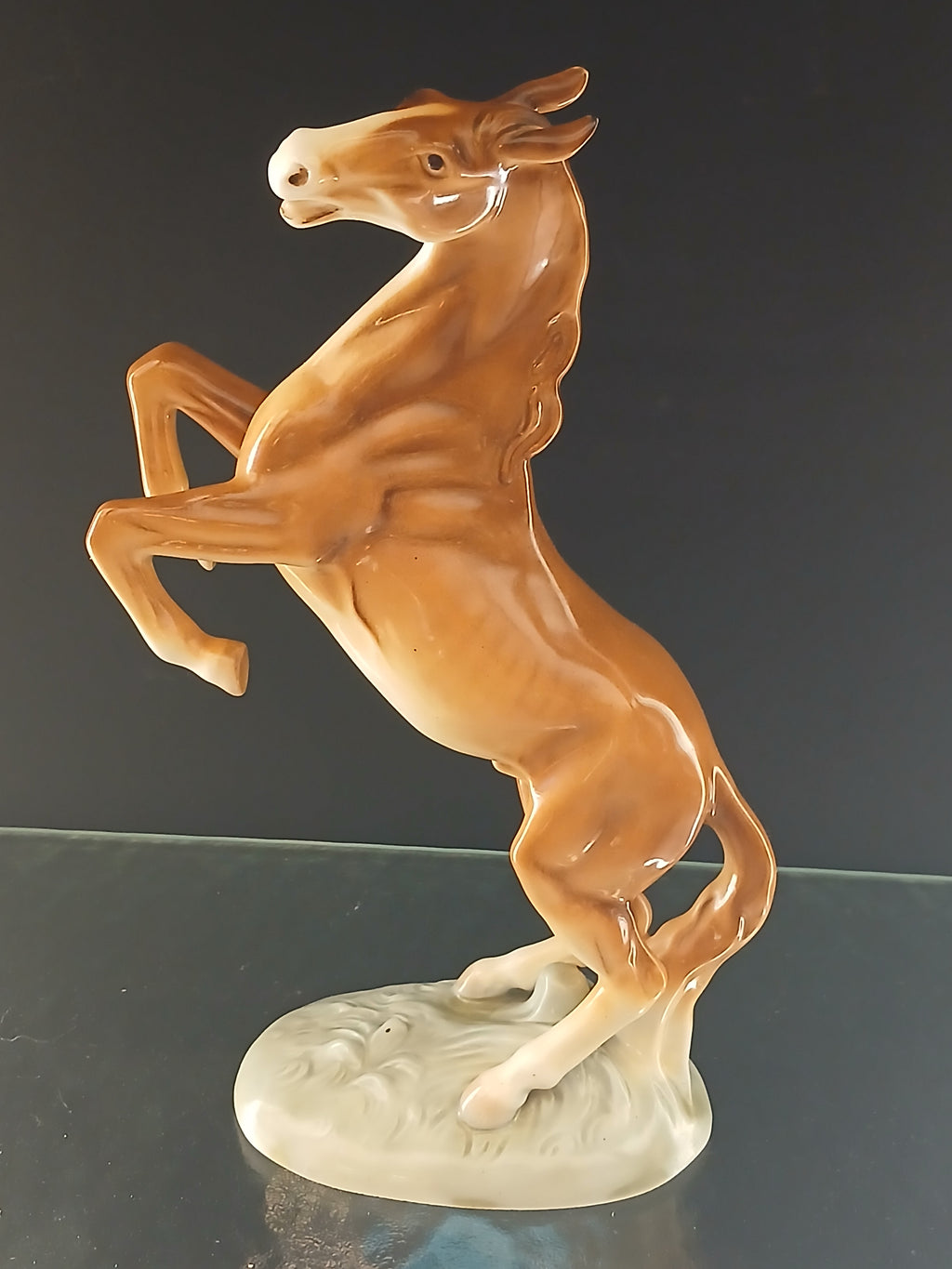 Superbe cheval cabré en porcelaine 1950