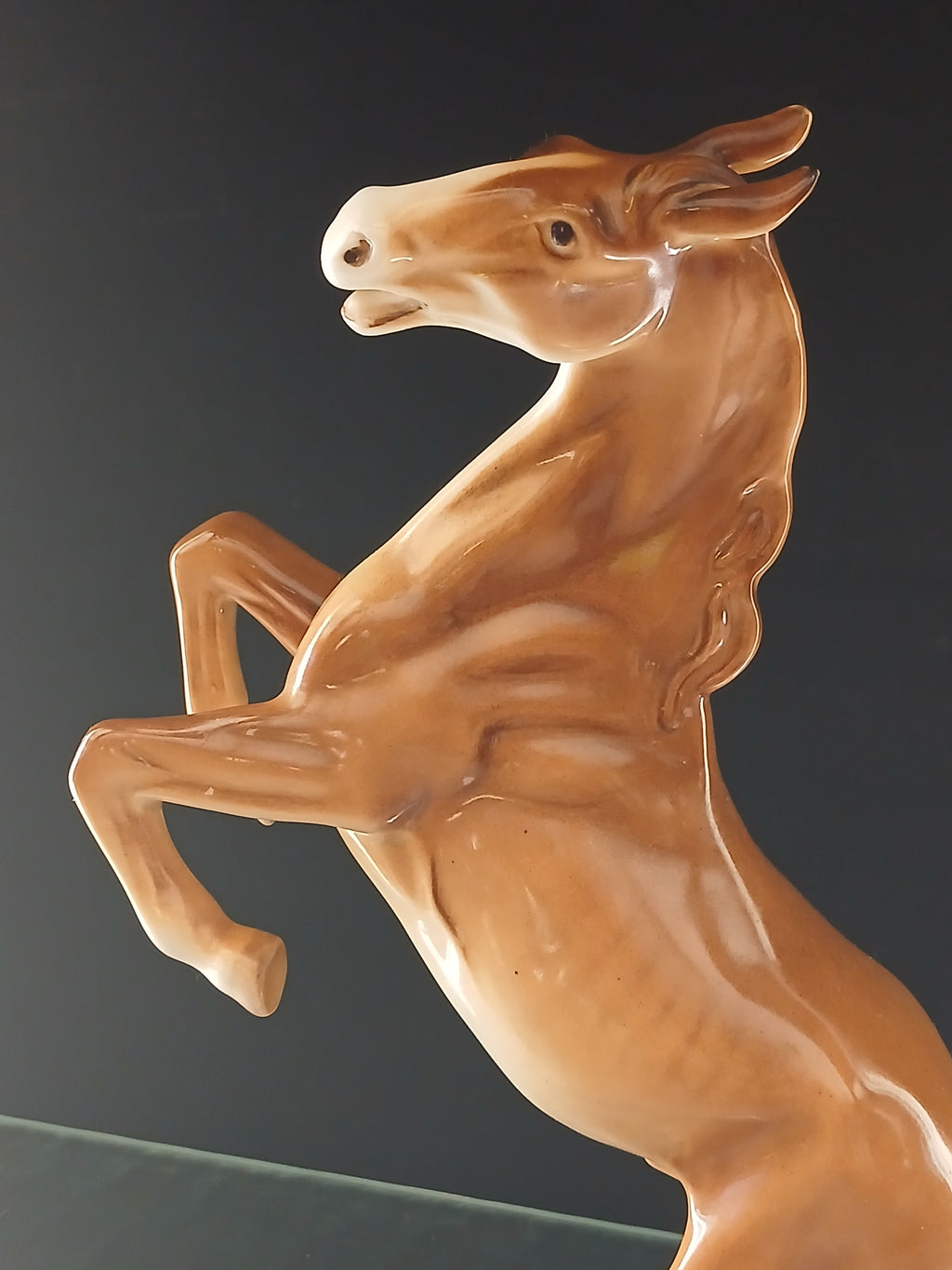 Superbe cheval cabré en porcelaine 1950