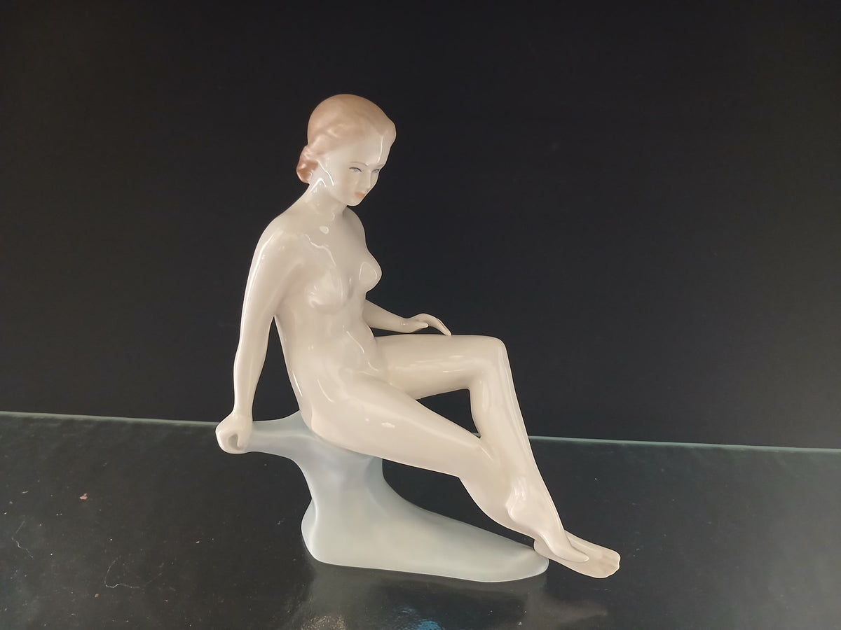 Femme nue en porcelaine vintage