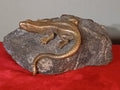 Belle sculpture figurative d'époque XXème siècle représentant un lézard en bronze