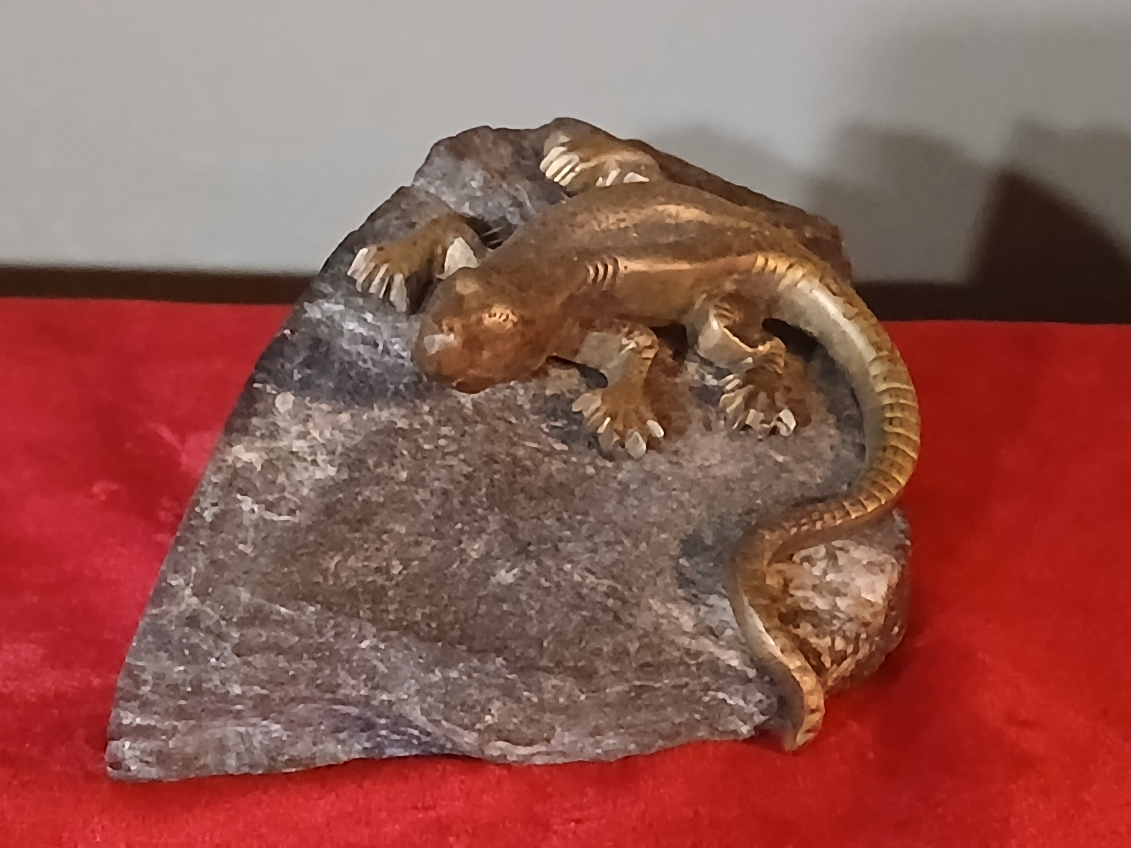 Belle sculpture figurative d'époque XXème siècle représentant un lézard en bronze