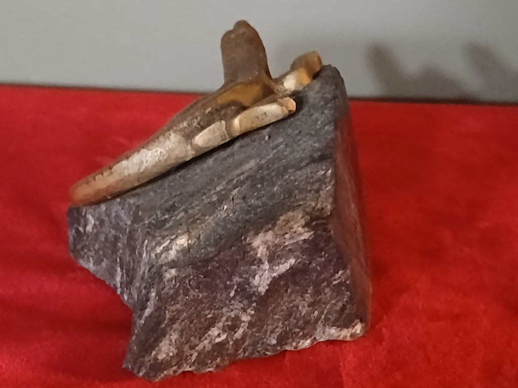 Belle sculpture figurative d'époque XXème siècle représentant un lézard en bronze