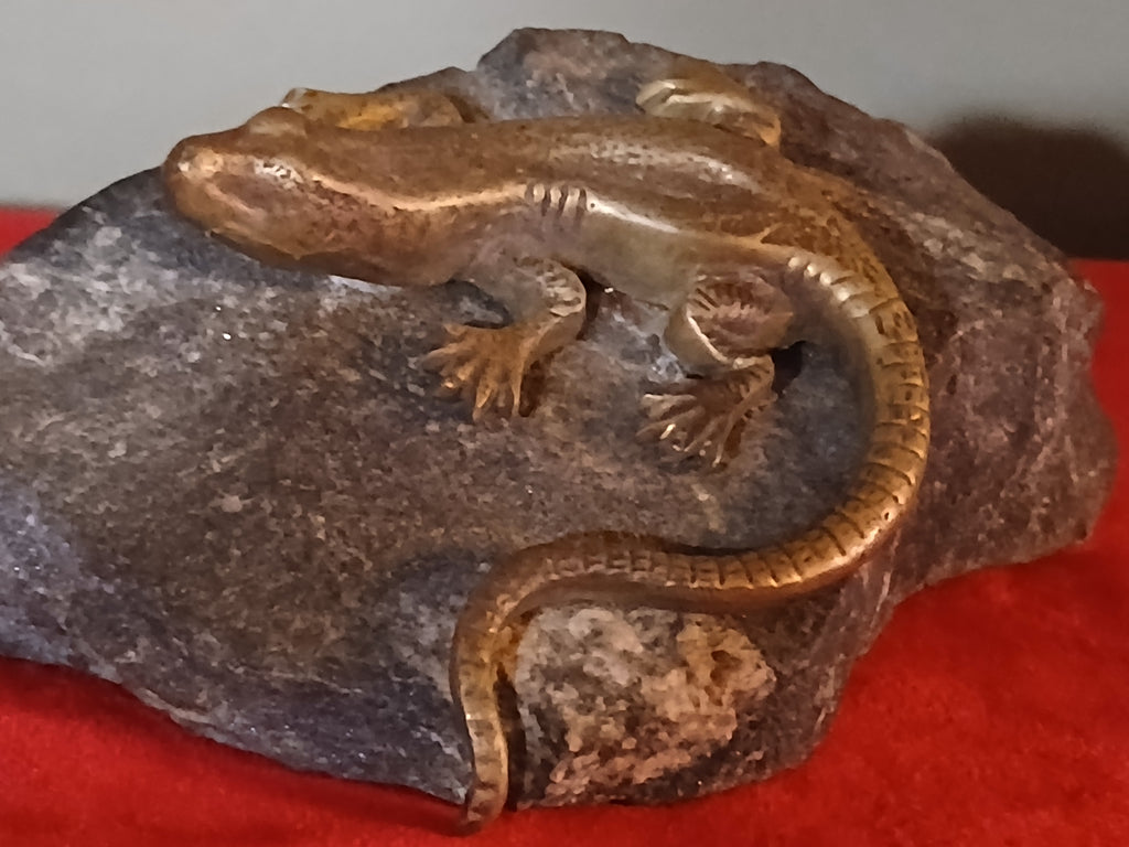 Belle sculpture figurative d'époque XXème siècle représentant un lézard en bronze