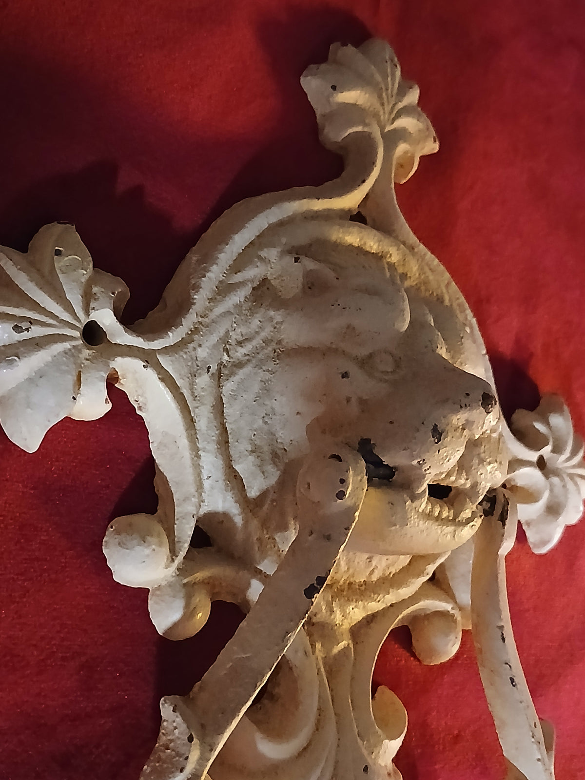 heurtoir tête de lion en fonte à patine blanc cassé écru
