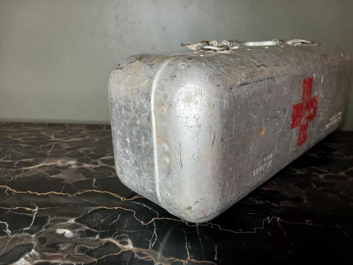 rare  Grande boite médicale des années 50 / 60