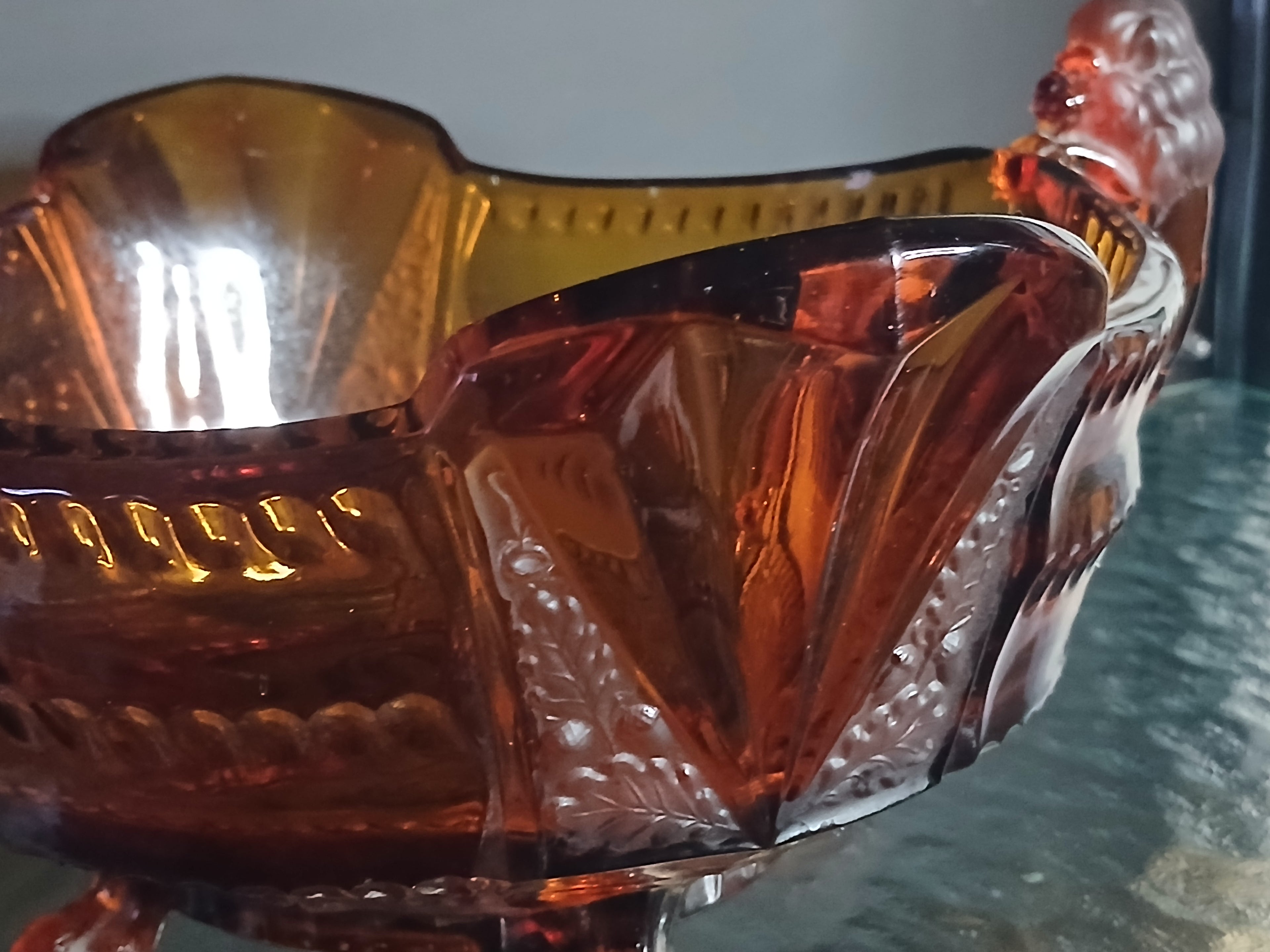 Splendide coupe Art Déco en verre ambré