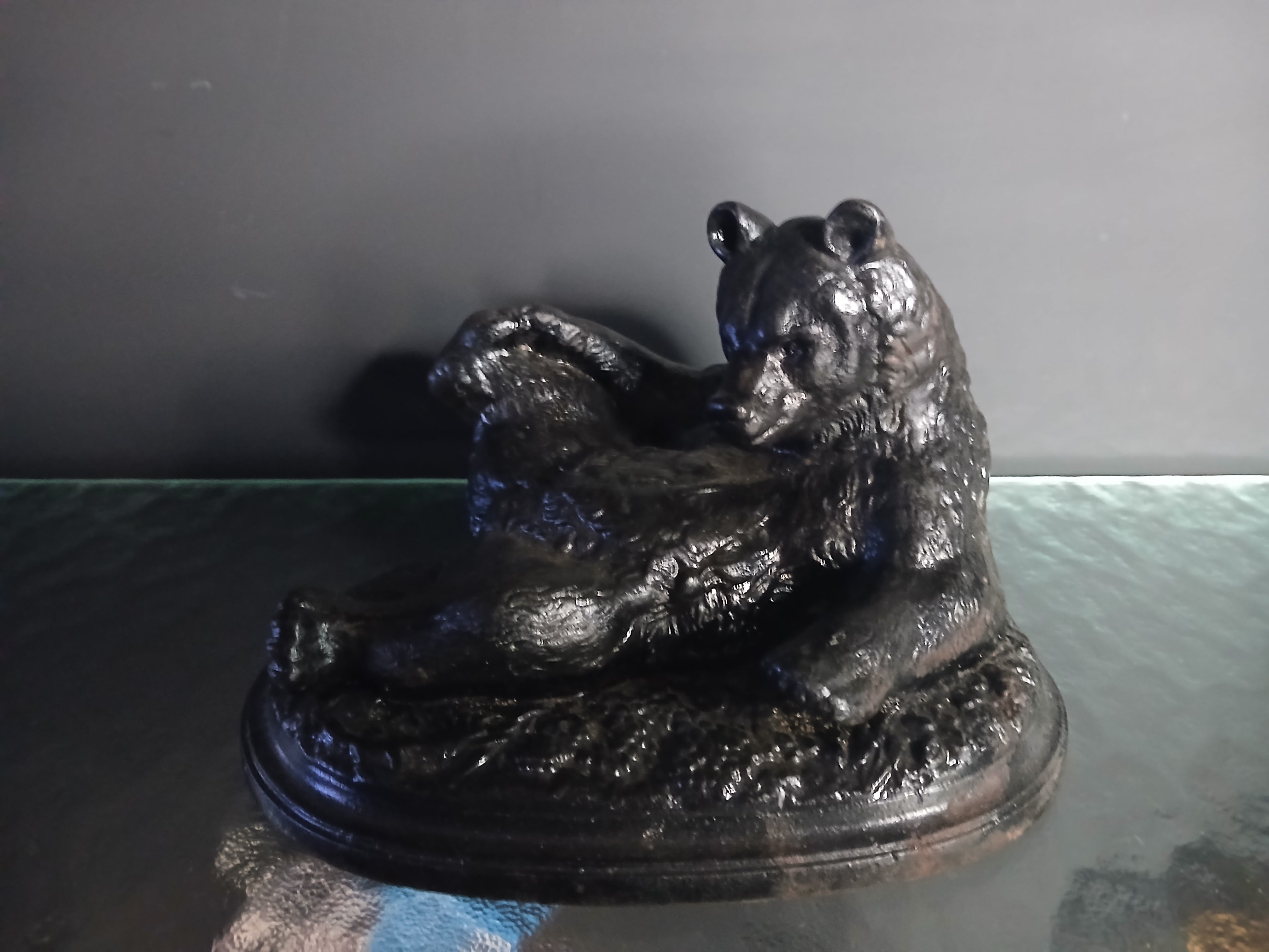 Rare sculpture en fonte de fer représentant un ours couché