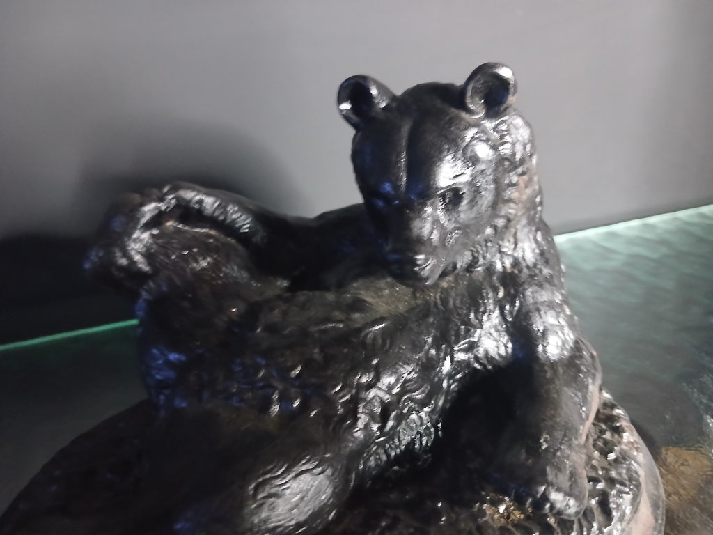 Rare sculpture en fonte de fer représentant un ours couché