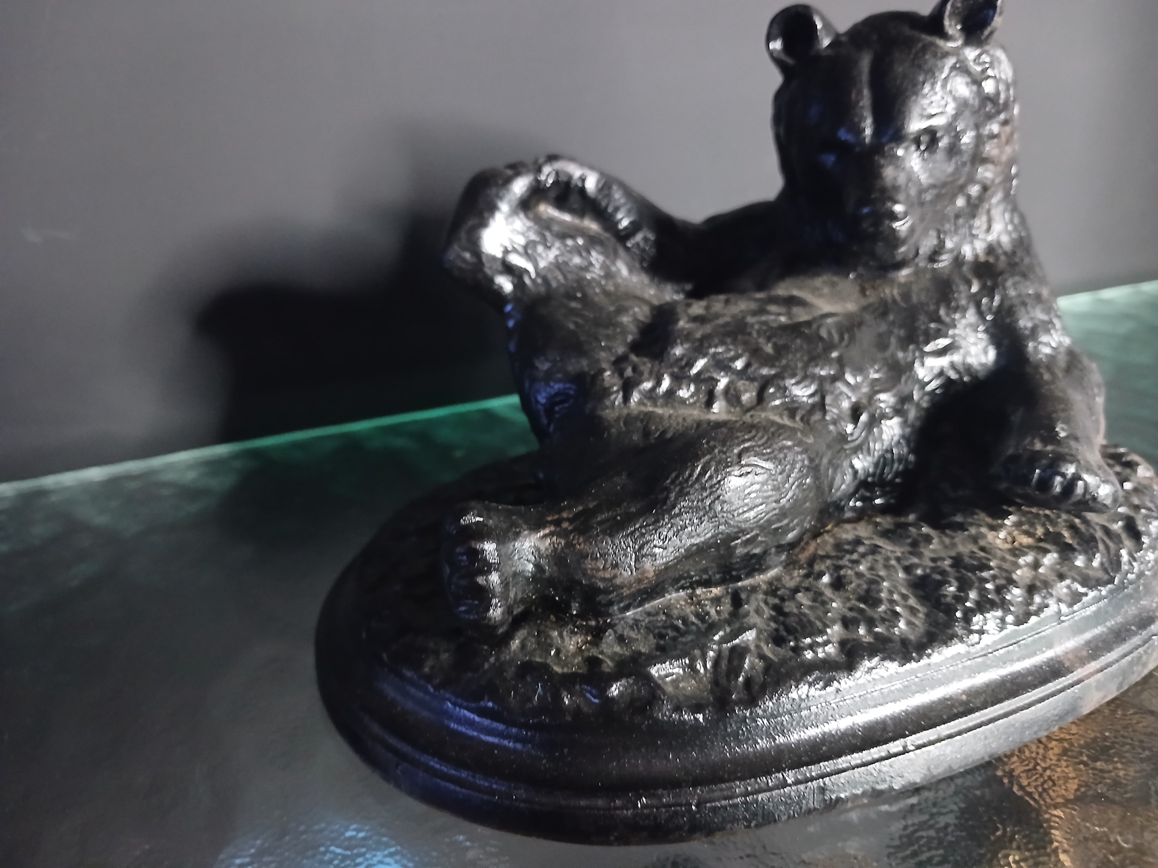 Rare sculpture en fonte de fer représentant un ours couché
