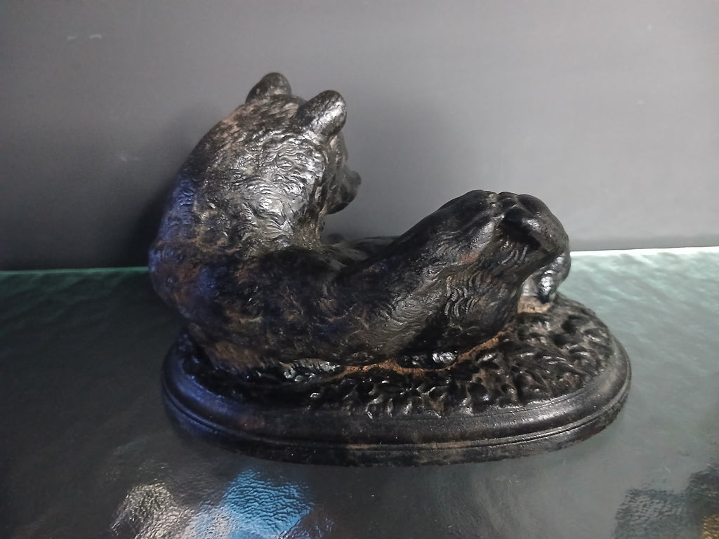 Rare sculpture en fonte de fer représentant un ours couché