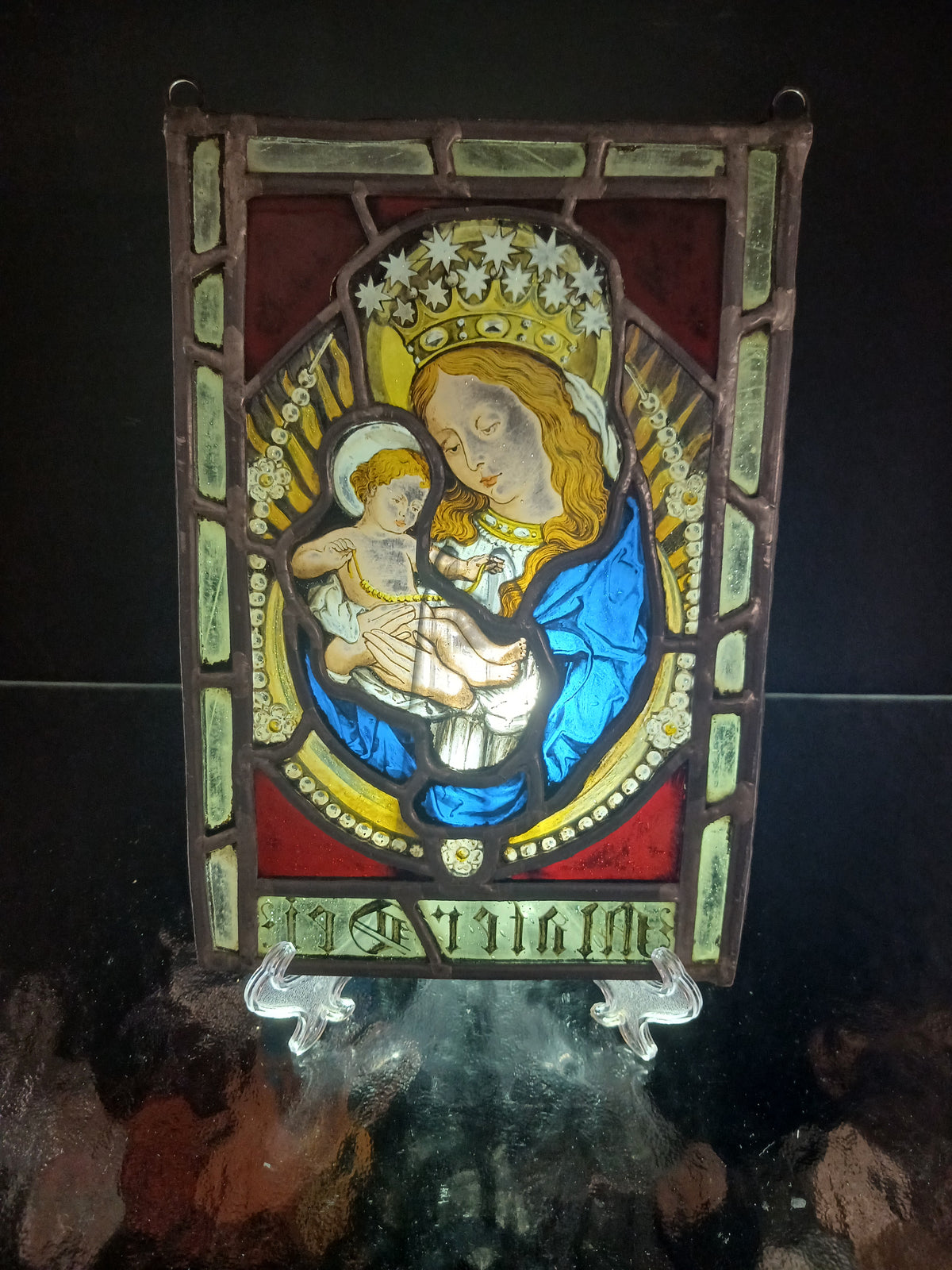 Superbe vitrail du XIXe siècle représentant la Vierge à l'Enfant couronnée