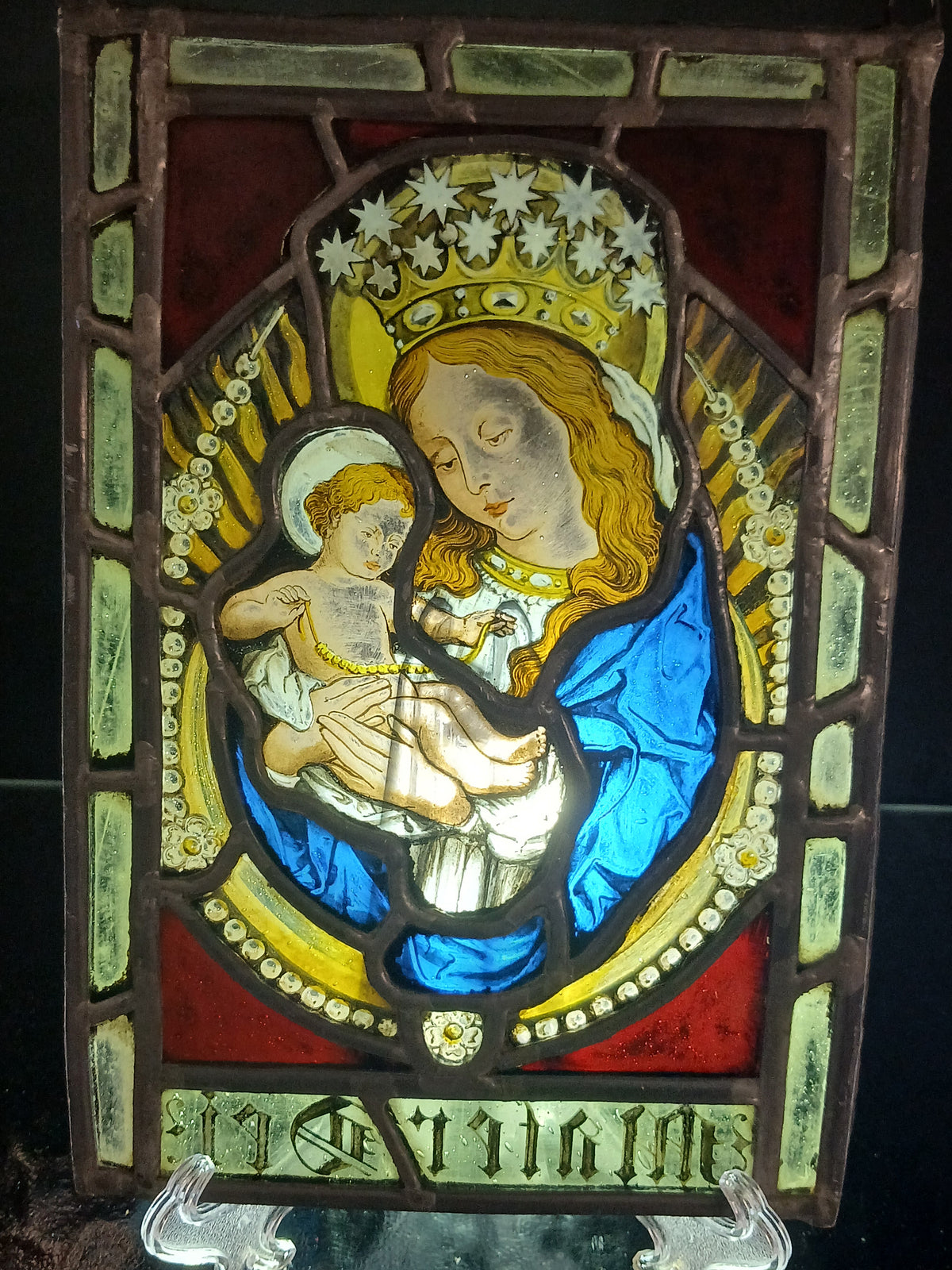 Superbe vitrail du XIXe siècle représentant la Vierge à l'Enfant couronnée