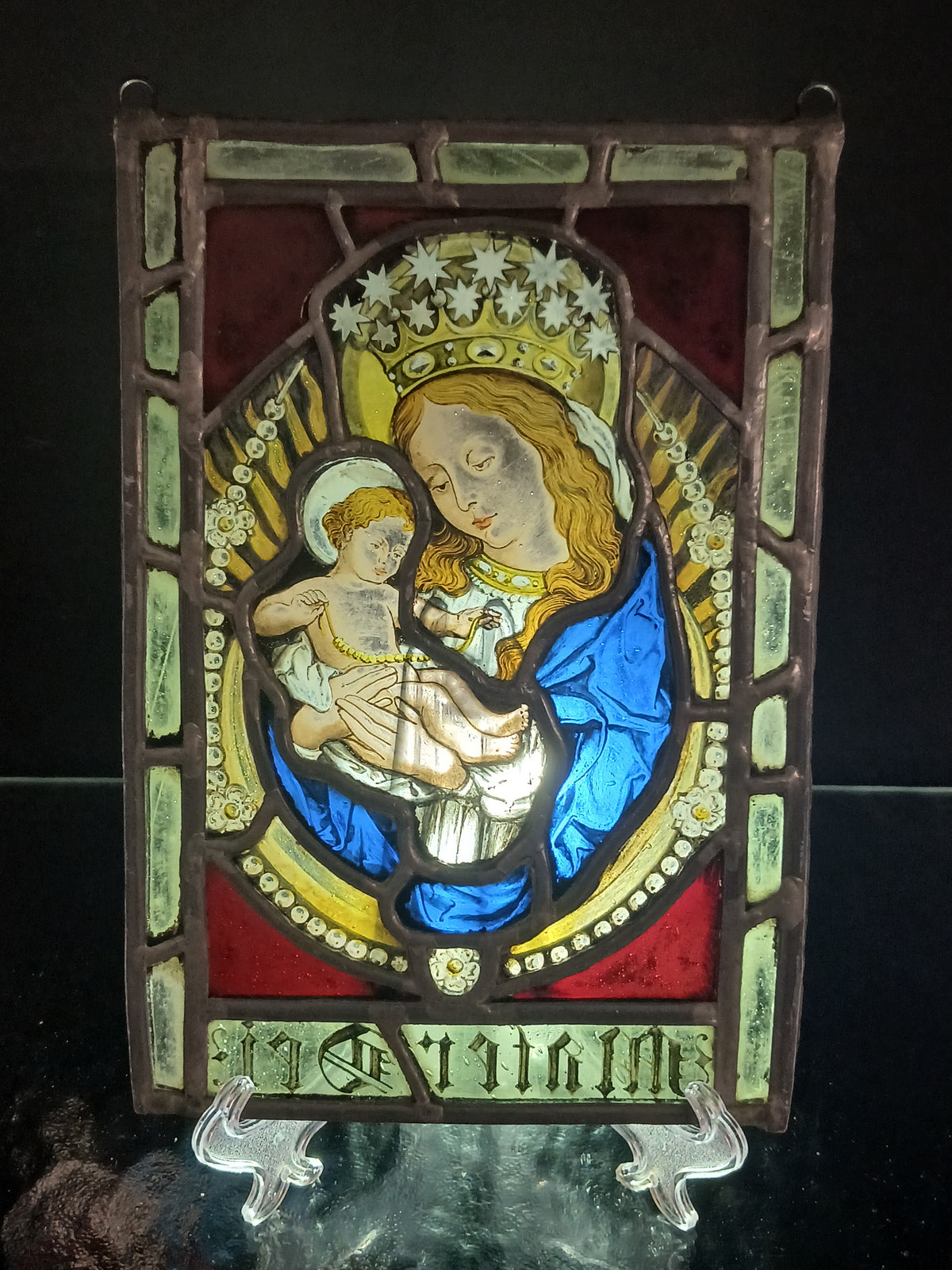 Superbe vitrail du XIXe siècle représentant la Vierge à l'Enfant couronnée