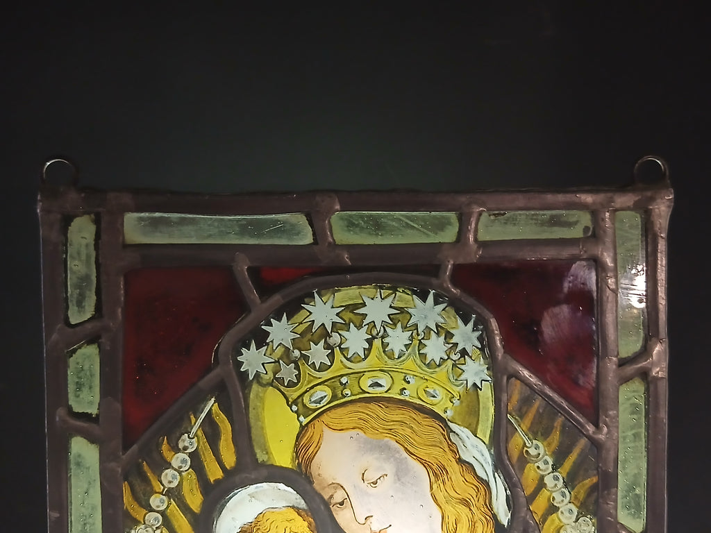 Superbe vitrail du XIXe siècle représentant la Vierge à l'Enfant couronnée