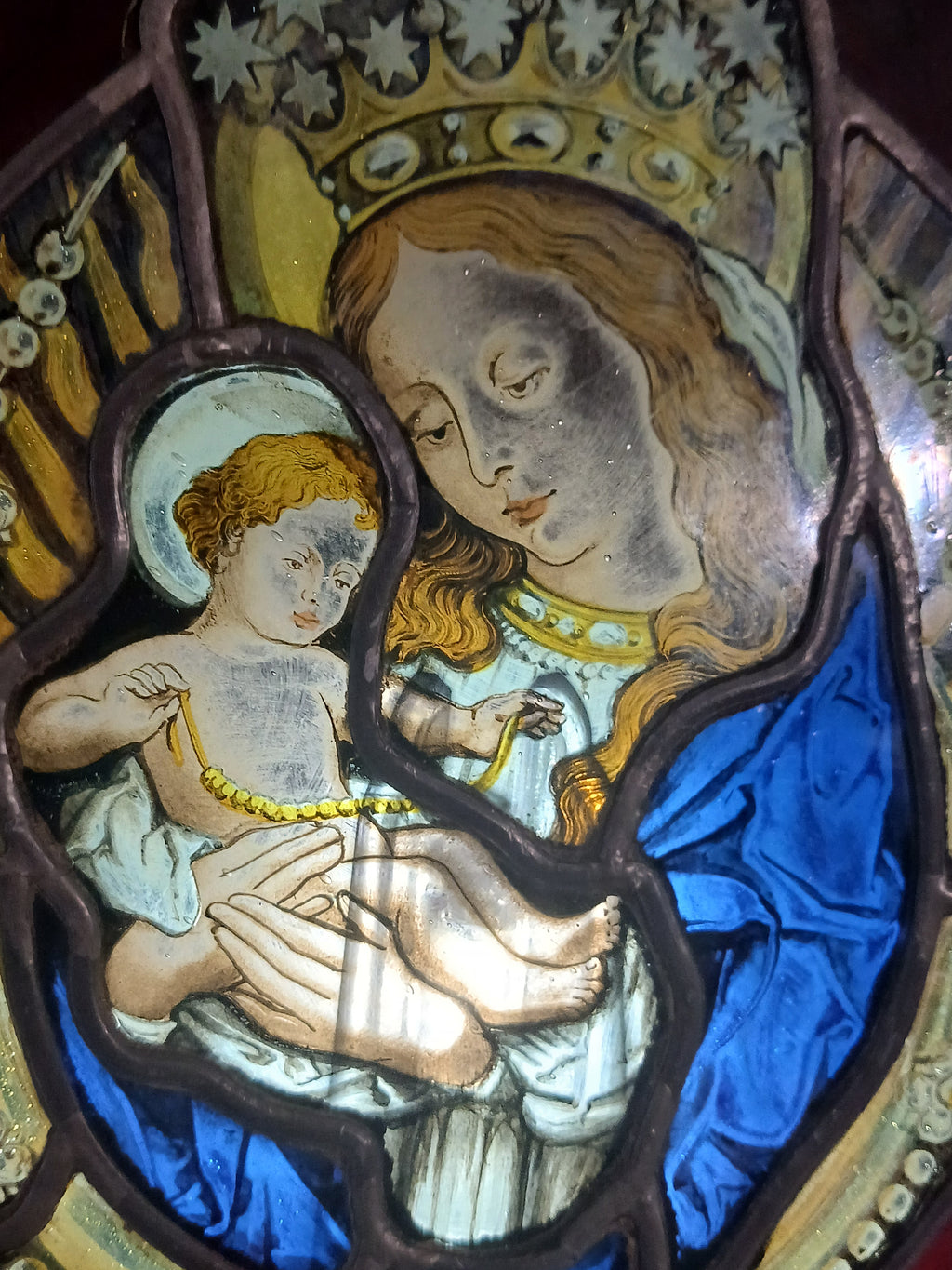 Superbe vitrail du XIXe siècle représentant la Vierge à l'Enfant couronnée
