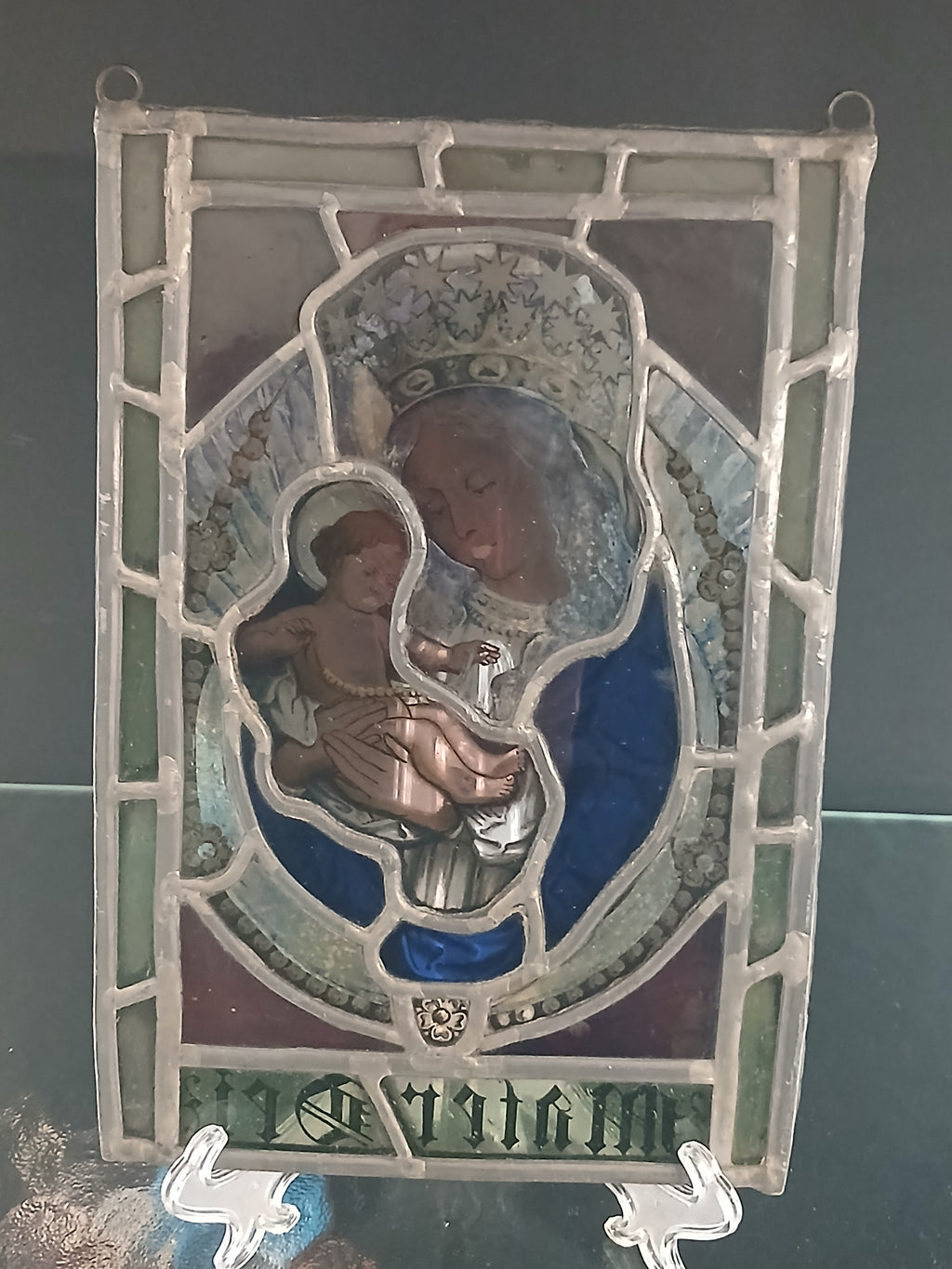 Superbe vitrail du XIXe siècle représentant la Vierge à l'Enfant couronnée