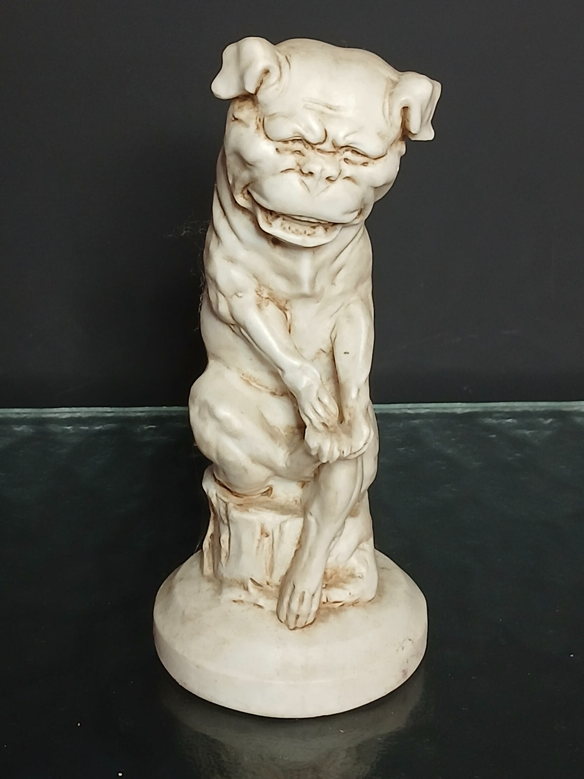 Statuette ancienne en porcelaine biscuit représentant un chien