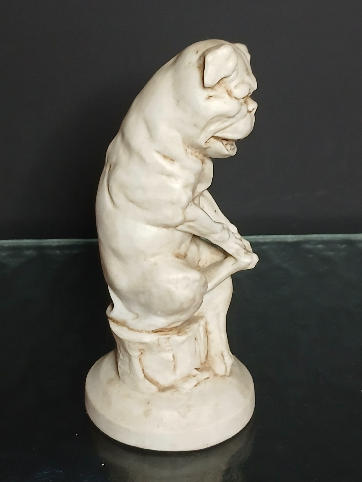 Statuette ancienne en porcelaine biscuit représentant un chien