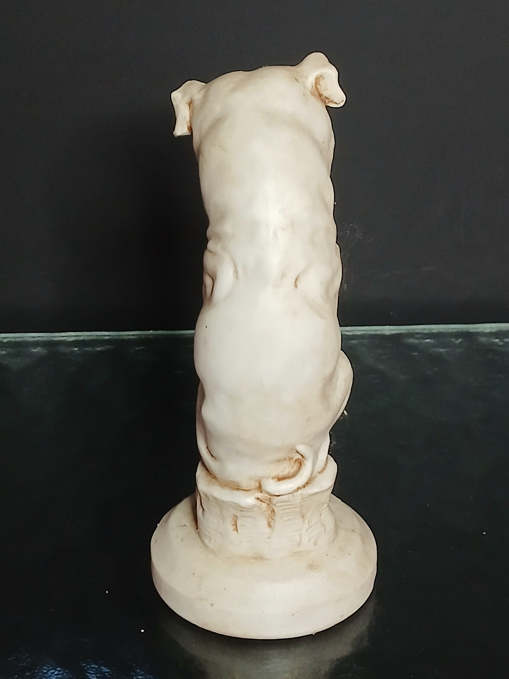 Statuette ancienne en porcelaine biscuit représentant un chien