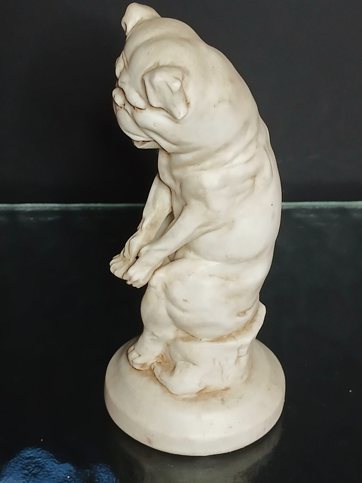 Statuette ancienne en porcelaine biscuit représentant un chien