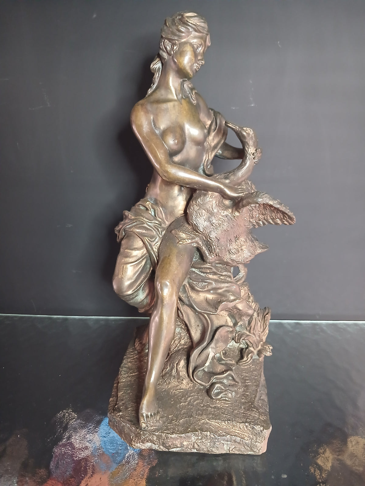 Sculpture en bronze représentant Léda et le cygne