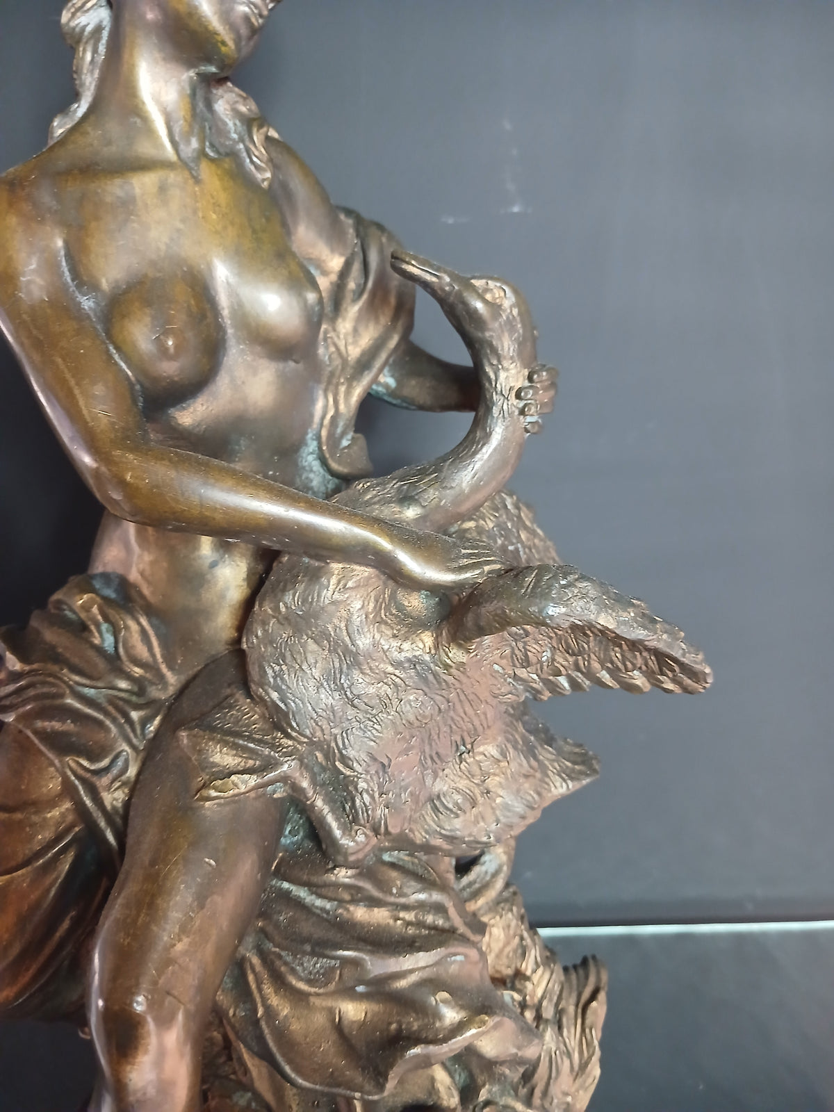 Sculpture en bronze représentant Léda et le cygne