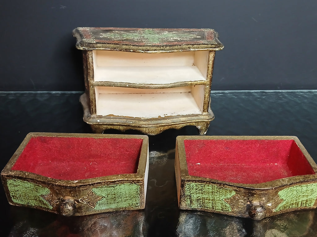 Ancienne commode miniature en bois peint et doré de style florentin,