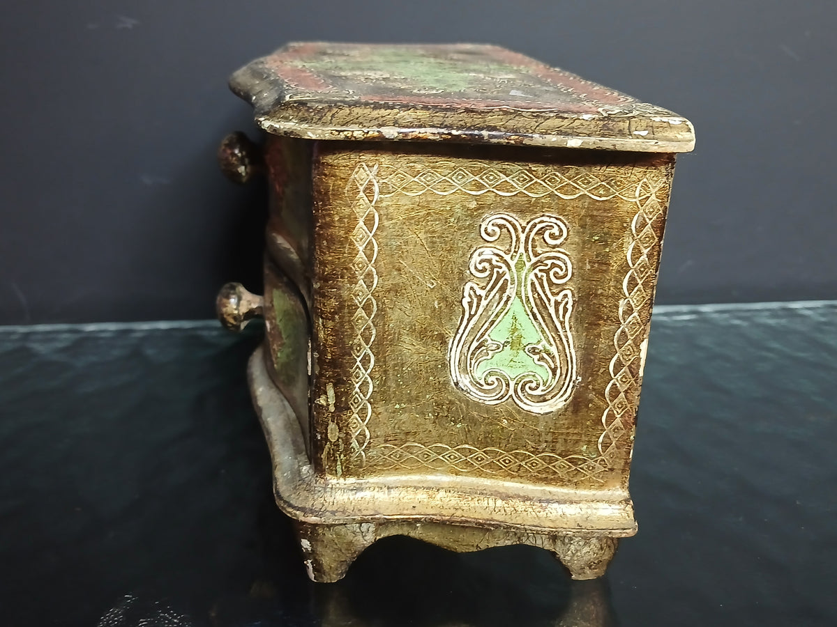 Ancienne commode miniature en bois peint et doré de style florentin,