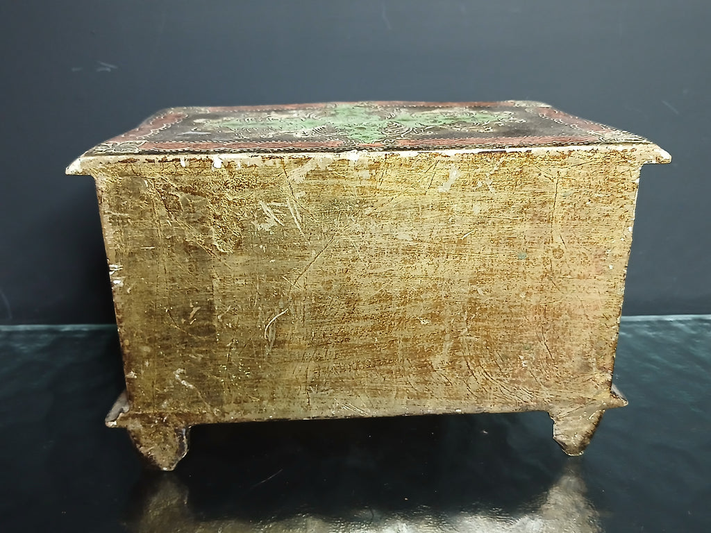 Ancienne commode miniature en bois peint et doré de style florentin,