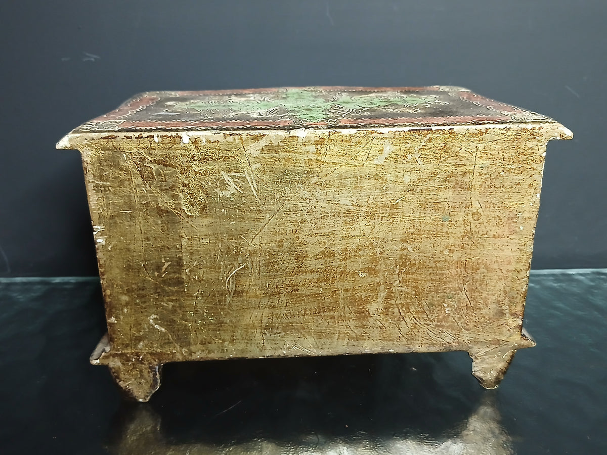Ancienne commode miniature en bois peint et doré de style florentin,