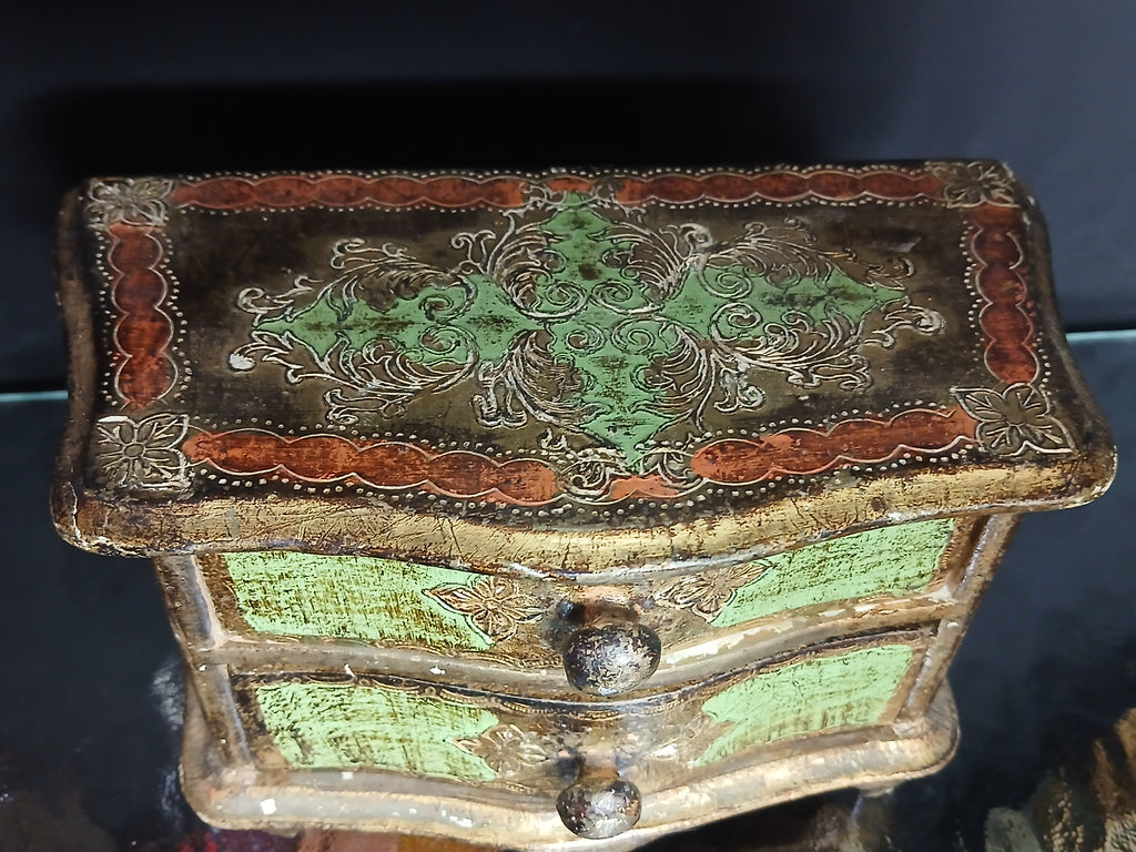 Ancienne commode miniature en bois peint et doré de style florentin,