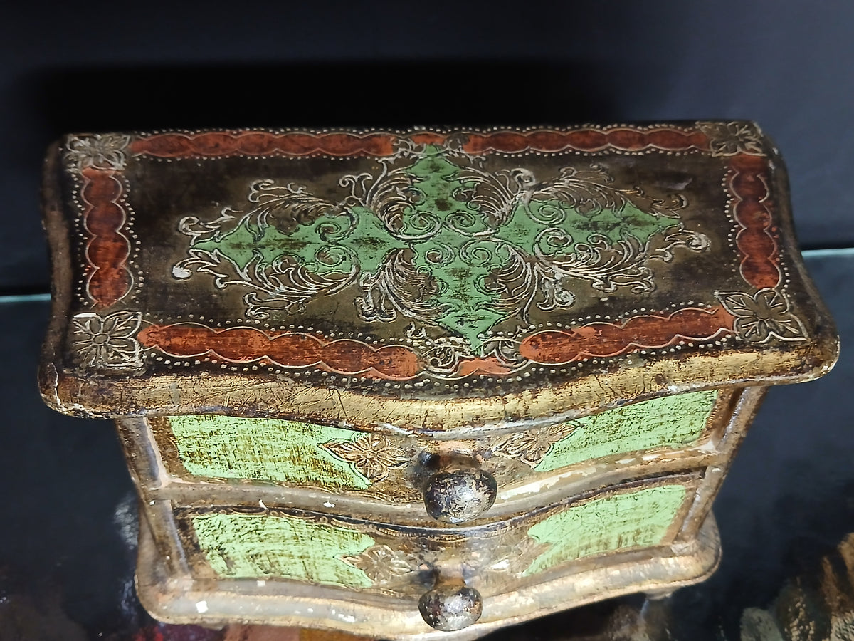 Ancienne commode miniature en bois peint et doré de style florentin,