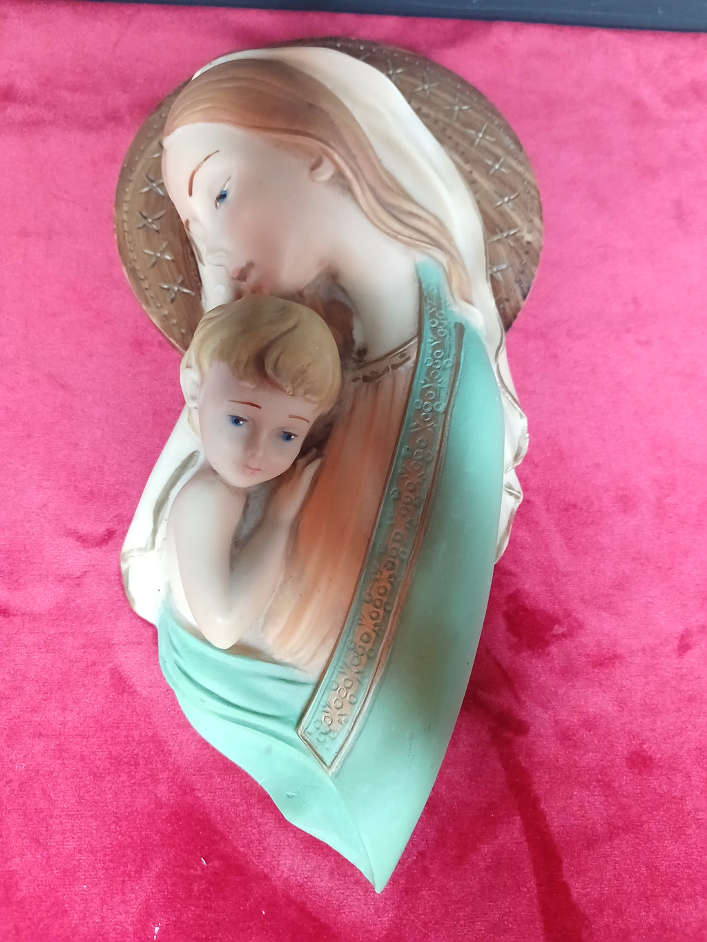 Sculpture murale religieuse vintage représentant la Vierge à l'Enfant,