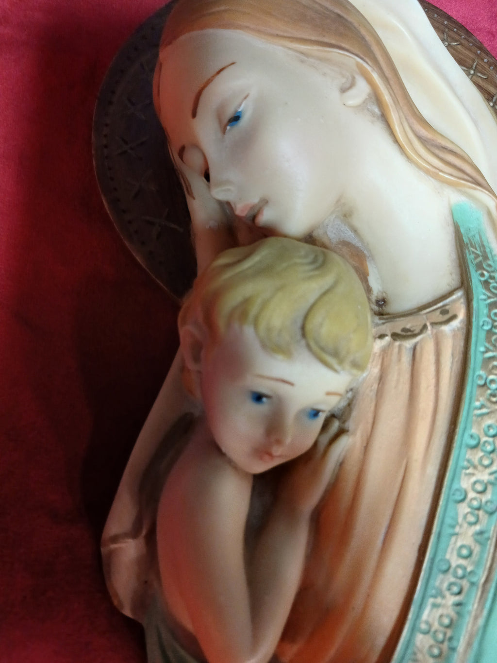 Sculpture murale religieuse vintage représentant la Vierge à l'Enfant,