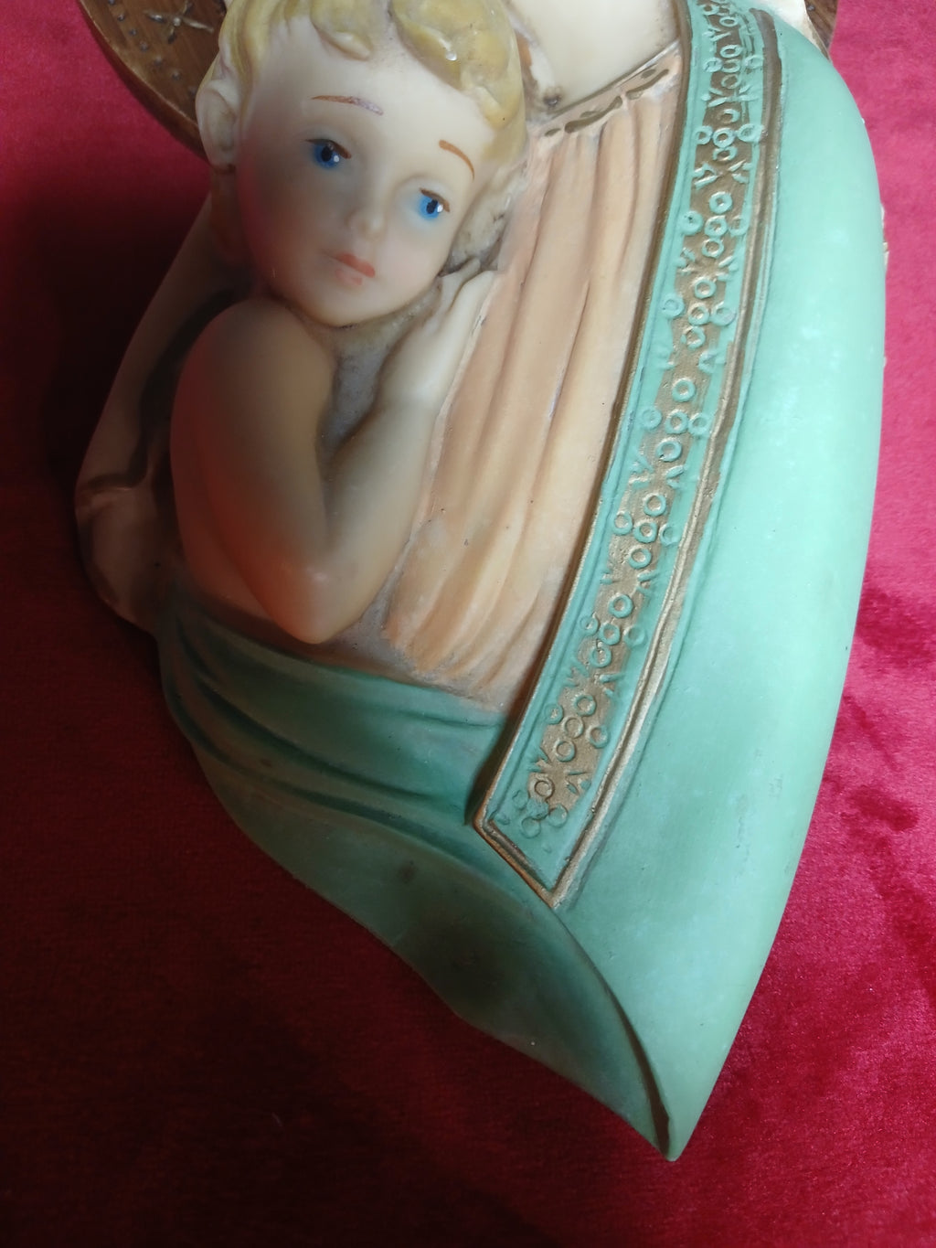 Sculpture murale religieuse vintage représentant la Vierge à l'Enfant,
