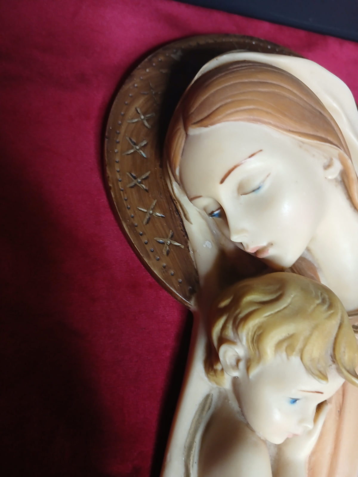 Sculpture murale religieuse vintage représentant la Vierge à l'Enfant,