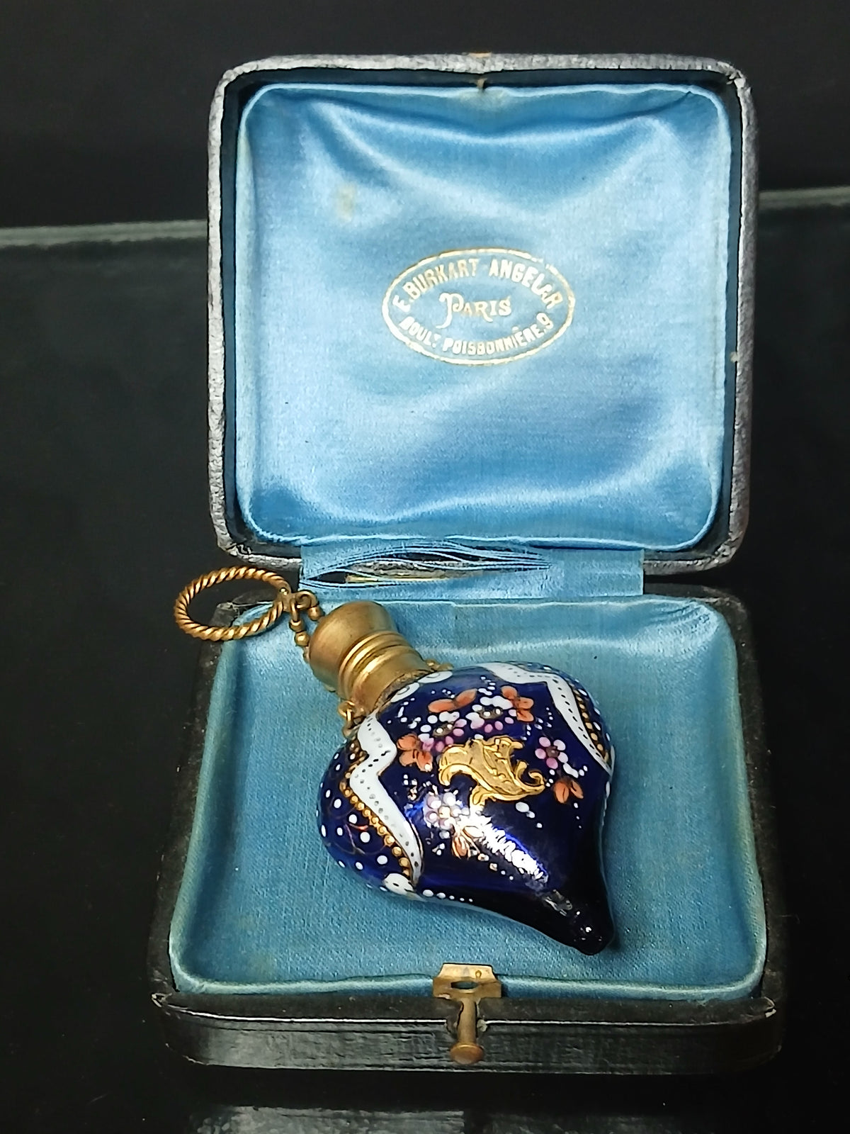Charmant petit flacon à parfum ou à sels de forme cœur émaillé. fin XIXe-début XXe
